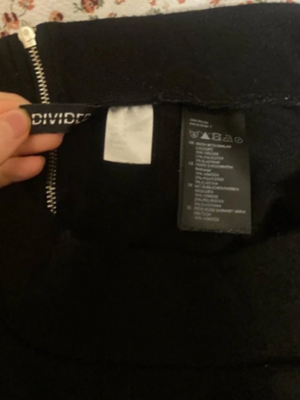 Minimalist black short skirt - Picture 3 of 3